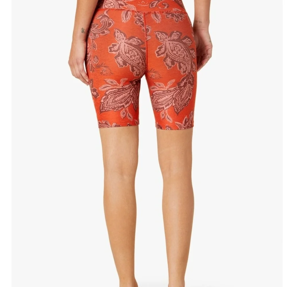 Beyond Yoga Women's Medium Chai Paprika Paisley Biker Shorts - Picture 3 of 6